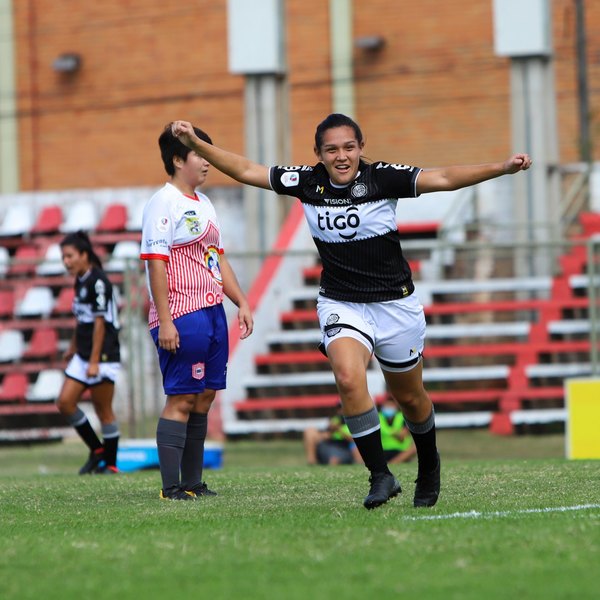 Olimpia transfiere a su mejor jugadora de fútbol femenino