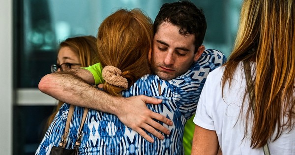 La Nación / Noventa y nueve personas permanecen desaparecidas tras derrumbe del edificio en Florida