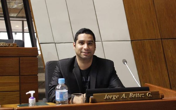 Jorge Brítez urge reparación de máquinas de diálisis en Alto Paraná