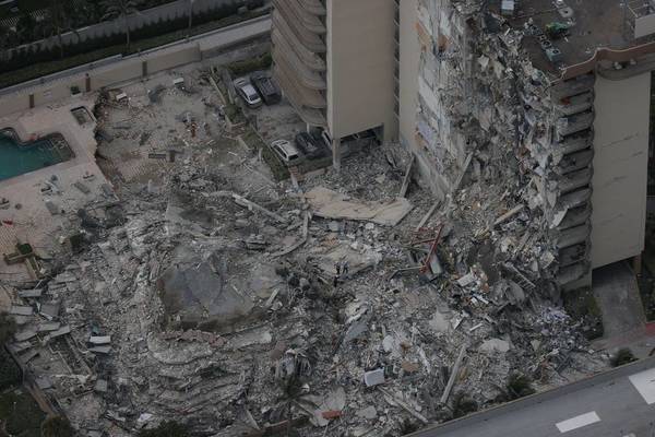 Casi 100 personas están desaparecidas después del derrumbe de un edificio en EEUU | Radio Regional 660 AM