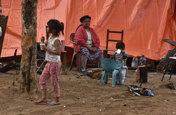 Comunidad indígena pide aulas móviles al MEC para desarrollar clases en Plaza de Armas - Nacionales - ABC Color