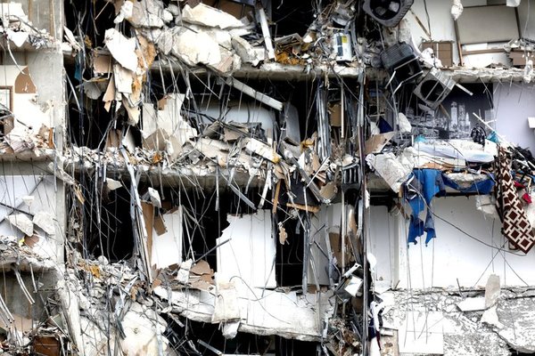Gobernador de Florida declaró el estado de emergencia para asistir a los afectados por el derrumbe
