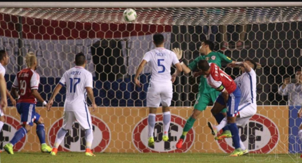 Diario HOY | En los últimos tres encuentros, Chile sufrió con el juego aéreo de Paraguay