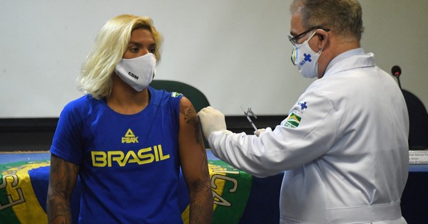 La Nación / Brasil registra récord de infecciones en tercera ola