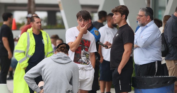 La Nación / La angustiosa espera de familiares de desaparecidos en el derrumbe de Miami