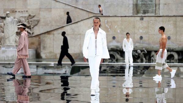 Blanco y negro en la pasarela parisina