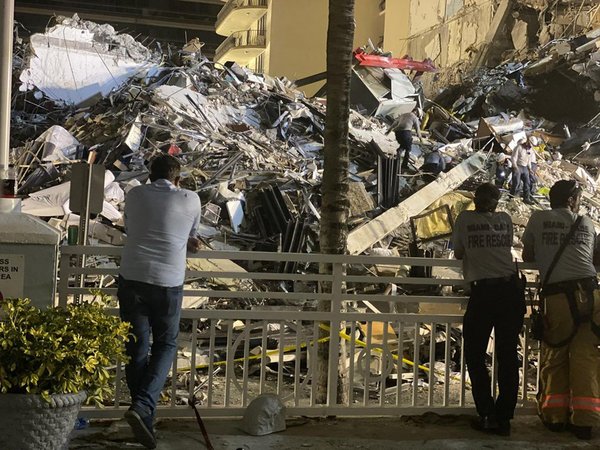 Por segundo día continúa la búsqueda y rescate de las víctimas del derrumbe en Miami