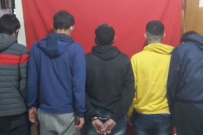 Detienen a cinco jóvenes en Villa Morra por supuesto intento de asalto a una tienda - Nacionales - ABC Color
