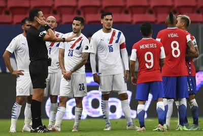 'Pega en la cabeza y después en la mano, eso no es penal': Así se revisó la jugada de González