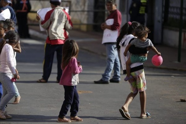 Trasladan a sus comunidades a niños indígenas y sus familias apostados frente al INDI