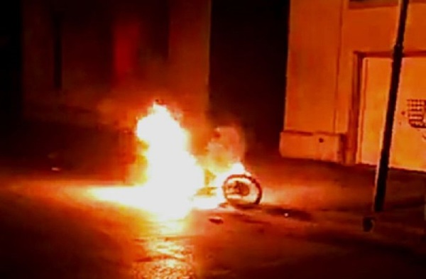 ¡La tóxica! Prendió fuego a la moto de 31.000 dólares de su exnovio por negarse a volver con ella (video)