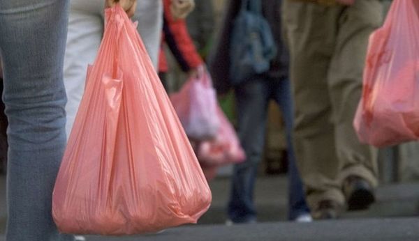 Desde julio regirá la ley que regula el uso de bolsas de plástico | OnLivePy