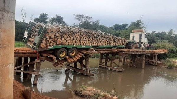 Diario HOY | Precario puente casi se vino abajo en Canindeyú