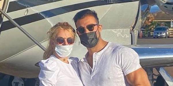 Britney Spears se toma un respiro y vuela a Hawái con su novio Sam Asghari después de declarar ante la corte