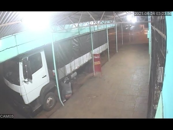 MALVIVIENTE HURTÓ DOS BATERÍAS DE UN CAMIÓN MIENTRAS CHOFER DORMÍA