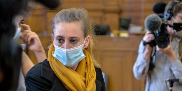 Francesa que mató a su esposo tras 24 años de abusos no irá a prisión