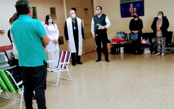 Monseñor Steckling visita a familiares y enfermos del IPS