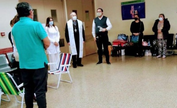Obispo visitó a familiares y enfermos en el Hospital Integrado