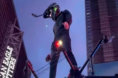 ¡Experimentando! Transeúntes se sorprenden al ver a un hombre “volando” por el centro de Nueva York