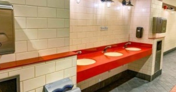 La razón por la que no hay espejos en los baños de los parques de Disney - SNT