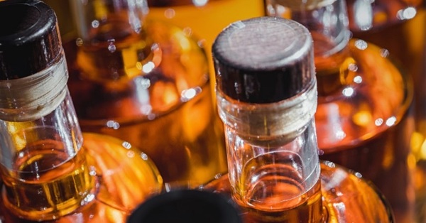 ¿El licor más caro de la historia? Subastan una caja de 24 botellas por más de un millón de dólares - SNT