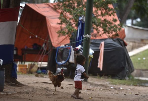Frío polar: Juez ordena retirar y refugiar a niños y embarazadas indígenas que acampan en Plaza de Armas - Nacionales - ABC Color