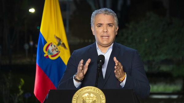 Atacan a tiros helicóptero en el que viajaba el presidente de Colombia