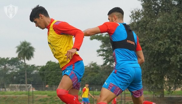 La espectacular pirueta y golazo de Robert Morales en la práctica de Cerro