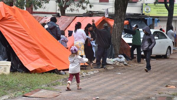 Ordenan proteger a niños que están en plaza por anuncio de frente frío