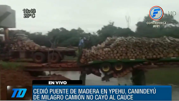 Puente de madera cedió por el peso de camión que llevaba rollos