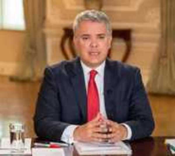 Helicóptero que trasladaba a presidente colombiano sufre atentado - Paraguay.com