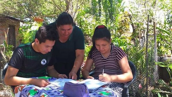 Red regional de educación reconoce a docente indígena