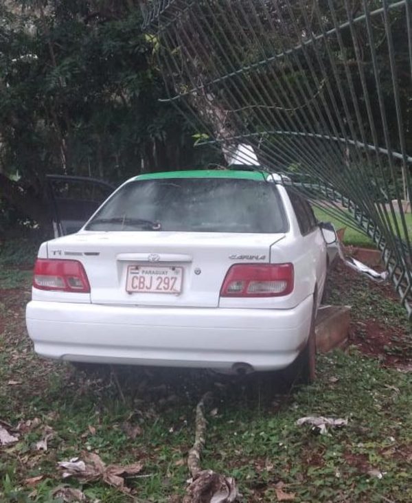 Taxi se lleva por delante reja de hierro de Parque Lineal, tras accidente con moto – Diario TNPRESS