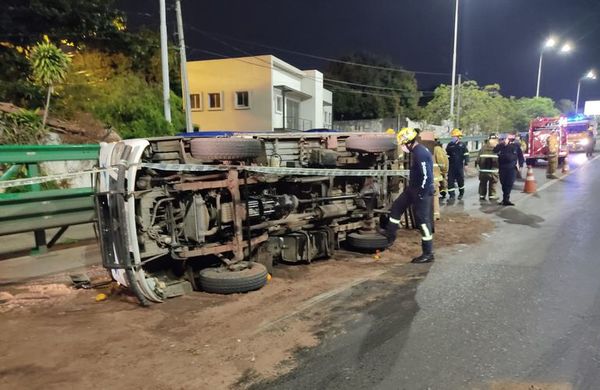Camión con naranjas tumbó en viaducto de Eusebio Ayala - Nacionales - ABC Color