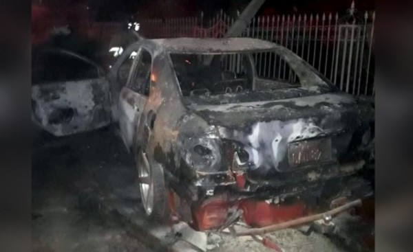 Pareja queda detenida tras chocar e incendiarse su vehículo