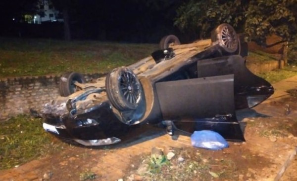 Volcó tras evitar chocar a una moto que le salió al paso