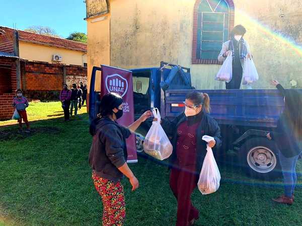 ESTUDIANTES DE LA FACULTAD DE EMPRESARIALES DE LA UNAE ENTREGAN KITS DE ALIMENTOS EN CHAIPE