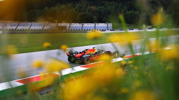 Pole para Verstappen con Hamilton P2 en Austria