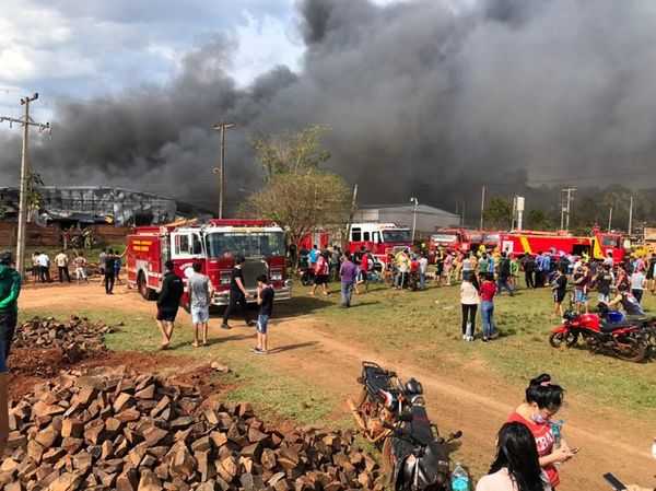 Incendio de gran proporción en fábrica de CDE - ABC en el Este - ABC Color