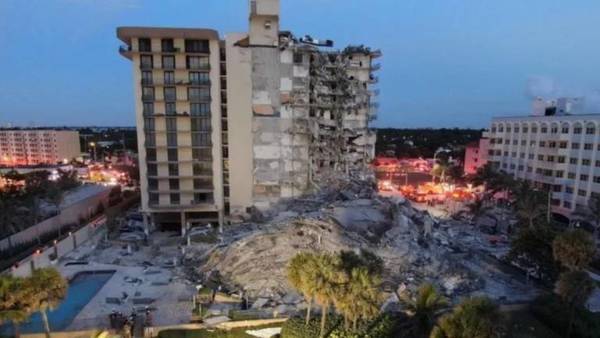 Un gran incendio dificulta las tareas de rescate en el edificio derrumbado de Miami