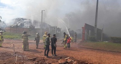 La Nación / Incendio de gran magnitud consume fabrica textil en CDE
