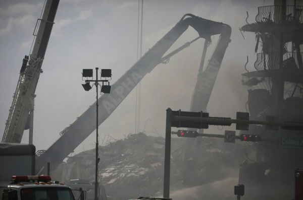 Un gran incendio dificulta las tareas de rescate en el edificio derrumbado de Miami | Ñanduti