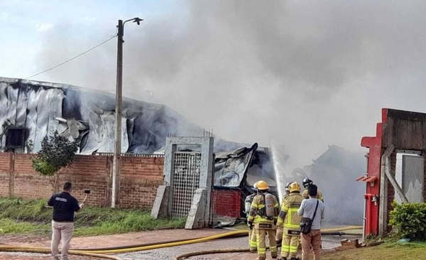 Diario HOY | Reportan incendio de gran magnitud en fábrica textil de CDE