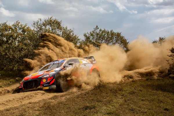Neuville cierra en punta la etapa 2 del Rally Safari Kenia