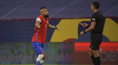 Chile, con 'malestar por el arbitraje' y solicita suspensión del equipo arbitral