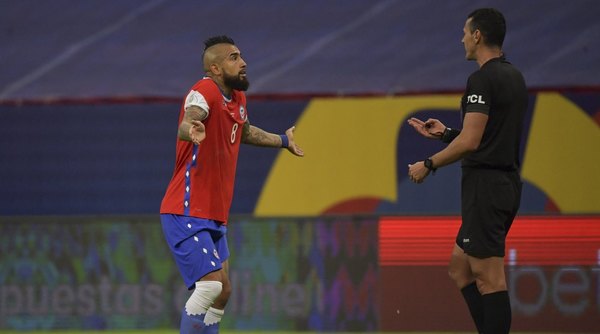 Chile, con 'malestar por el arbitraje' y solicita suspensión del equipo arbitral