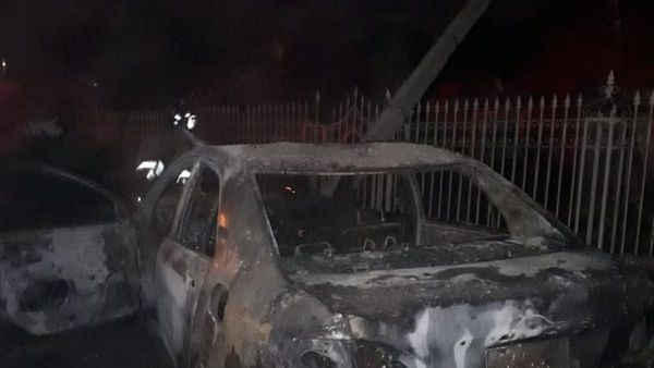 CDE: Vehículo termina incinerado tras chocar contra poste de la ANDE