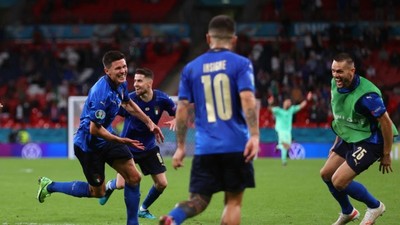 Italia suda la gota gorda, pero avanza a cuartos