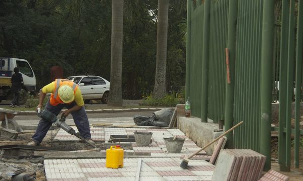 Construyen rampas y veredas inclusivas en la entrada del Jardín Botánico