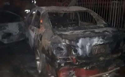 Vehículo termina incinerado tras chocar contra poste de la ANDE - Noticiero Paraguay